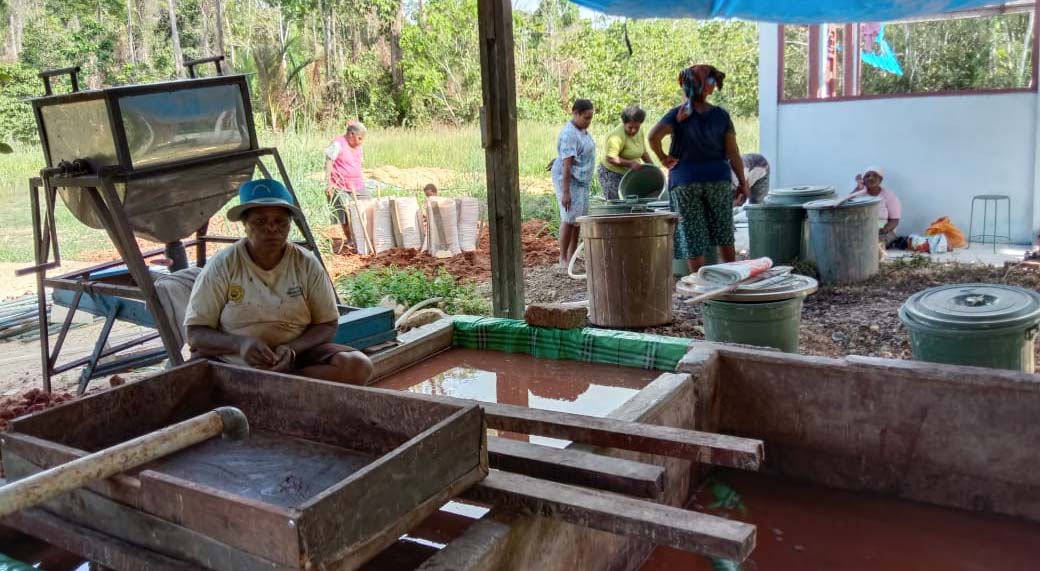 Mama-mama anggota Kelompok Gakurakucho, tengah olah sagu. Foto: Asrida Elisabeth/ Mongabay Indonesia