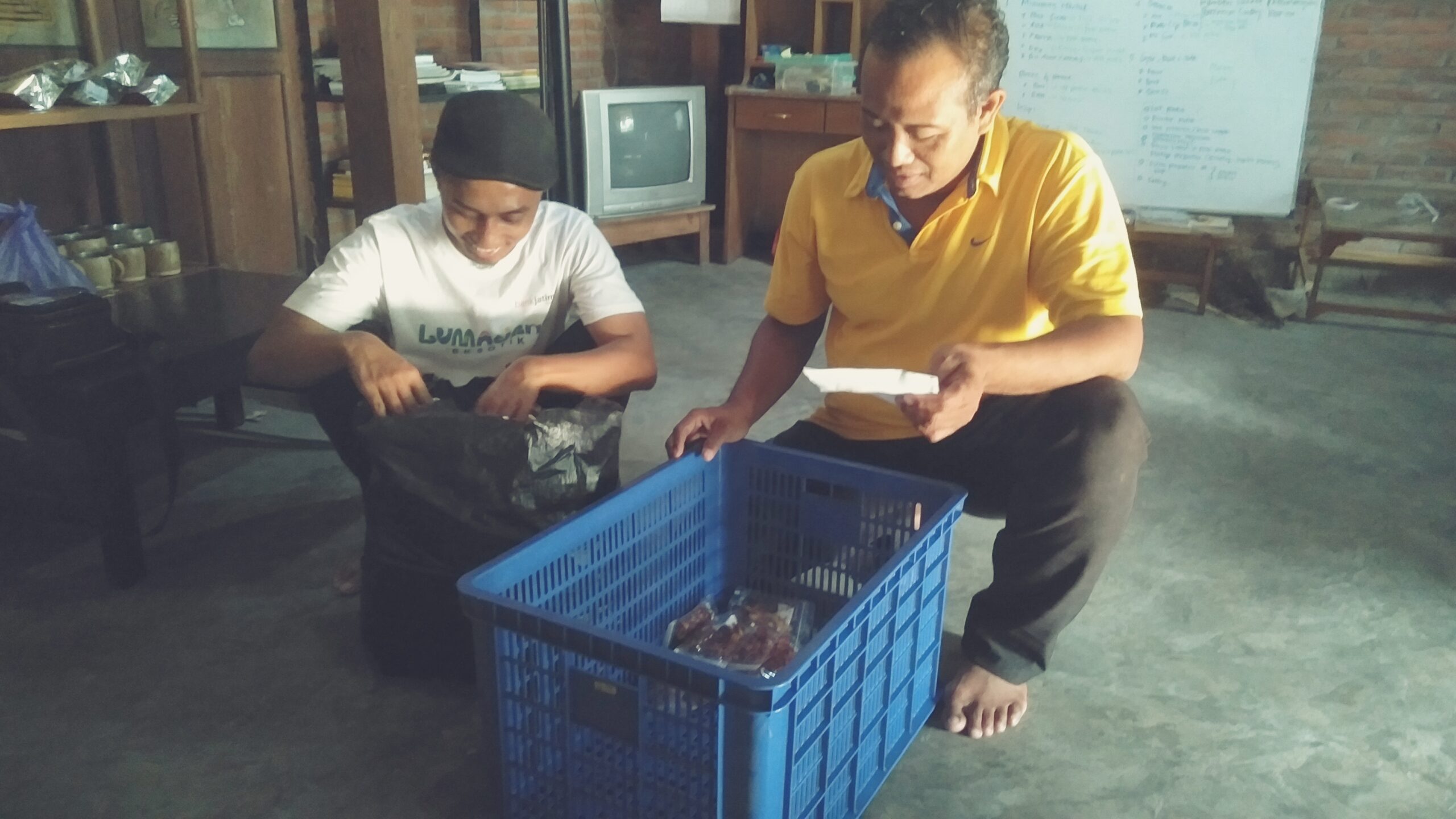 egawai Rupa Duta menata dan mencatat beragam produk sebelum dipasarkan. Foto : Eko Widianto/ Mongabay Indonesia