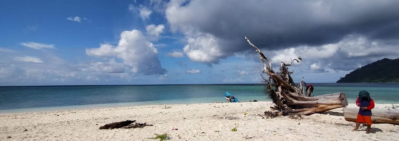 Abrasi terus menghantam Pulau Pagama, hingga kini hampir hilang. Foto: Mahmud Ichi/ Mongabay Indonesia
