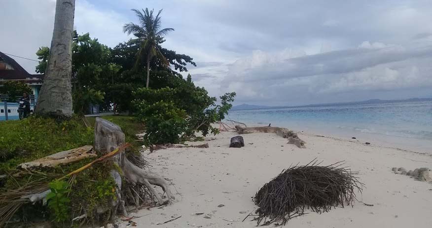 Pulua Lelei, Maluku Utara, terus terkikis abrasi. Foto: Mahmud Ichi/ Mongabay Indonesia
