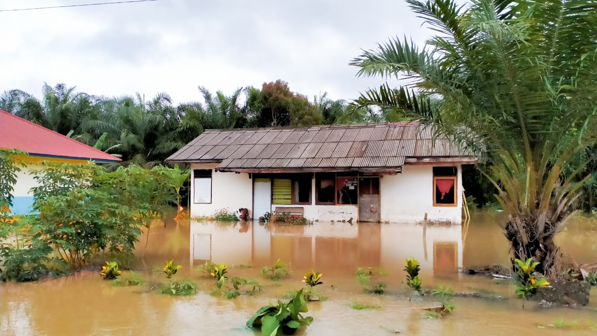Banjir bandang terjang Desa Ompi, Pasangkayu, awal Mei. Foto: BPBD PAsangkayu