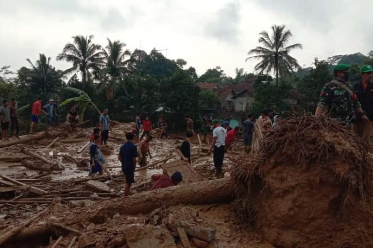 Longsor di Kabupaten Bogor, Jawa Barat, yang menyebabkan satu orang tewas dan empat luka-luka. Foto: BPBD Bogor