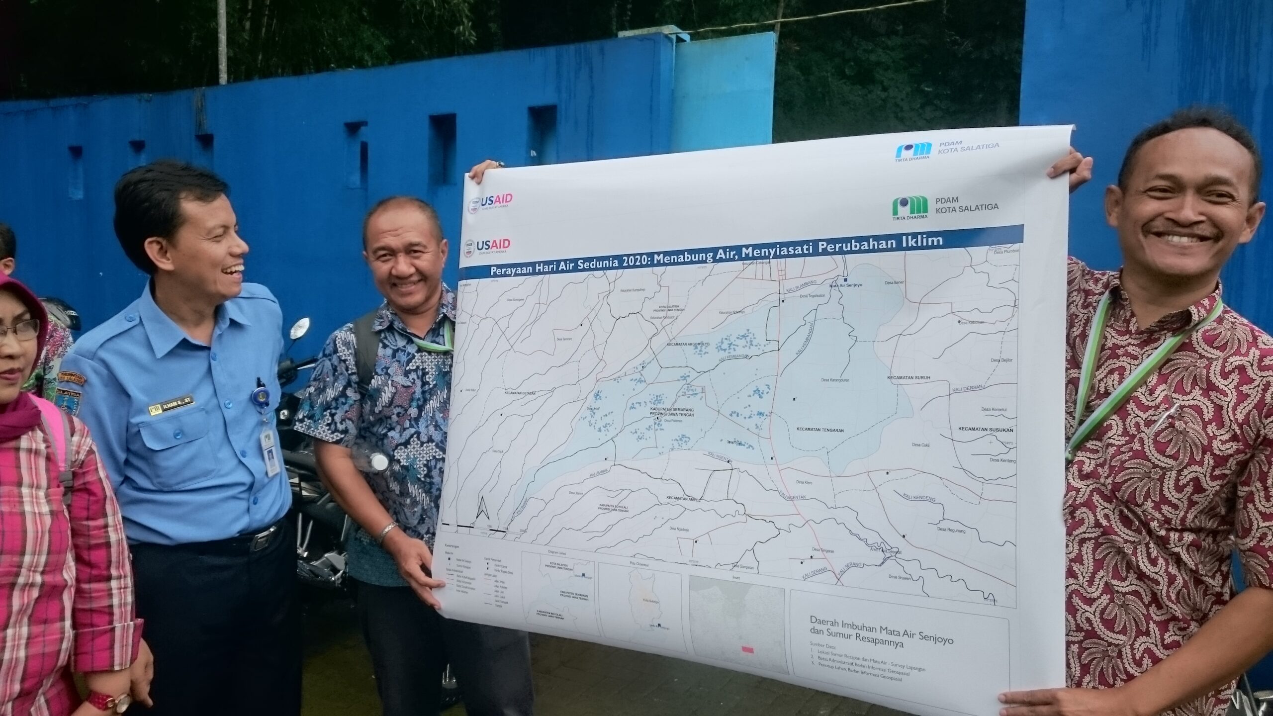  Ilham Sulistiyana, berbaju biru, menjelaskan fungsi mata air Senjoyo. Foto: Nuswantoro/ Mongabay Indonesia