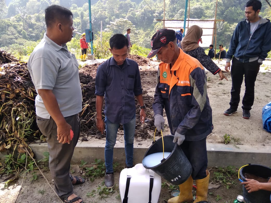 Proses pengelolaan sampah. Foto: Barita News Lumbanbatu/ Mongabay Indonesia