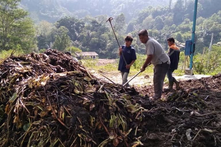 Pengolahan sampah di bank sampah yang dibina Armawati. Foto: Barita News Lumbanbatu/ Mongabay Indonesia