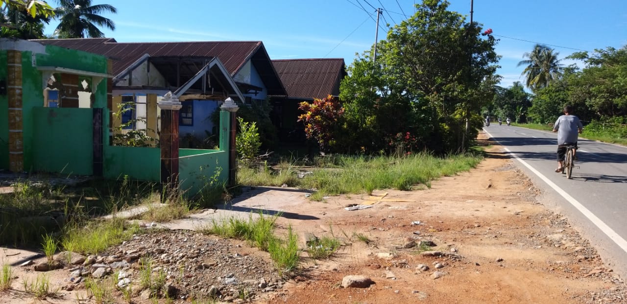 RUmah-rumah warga yang sudah ditinggalkan untuk pembangunan Pelabuhan Kijing. Foto: Sapariah Saturi/ Mongabay Indonesia