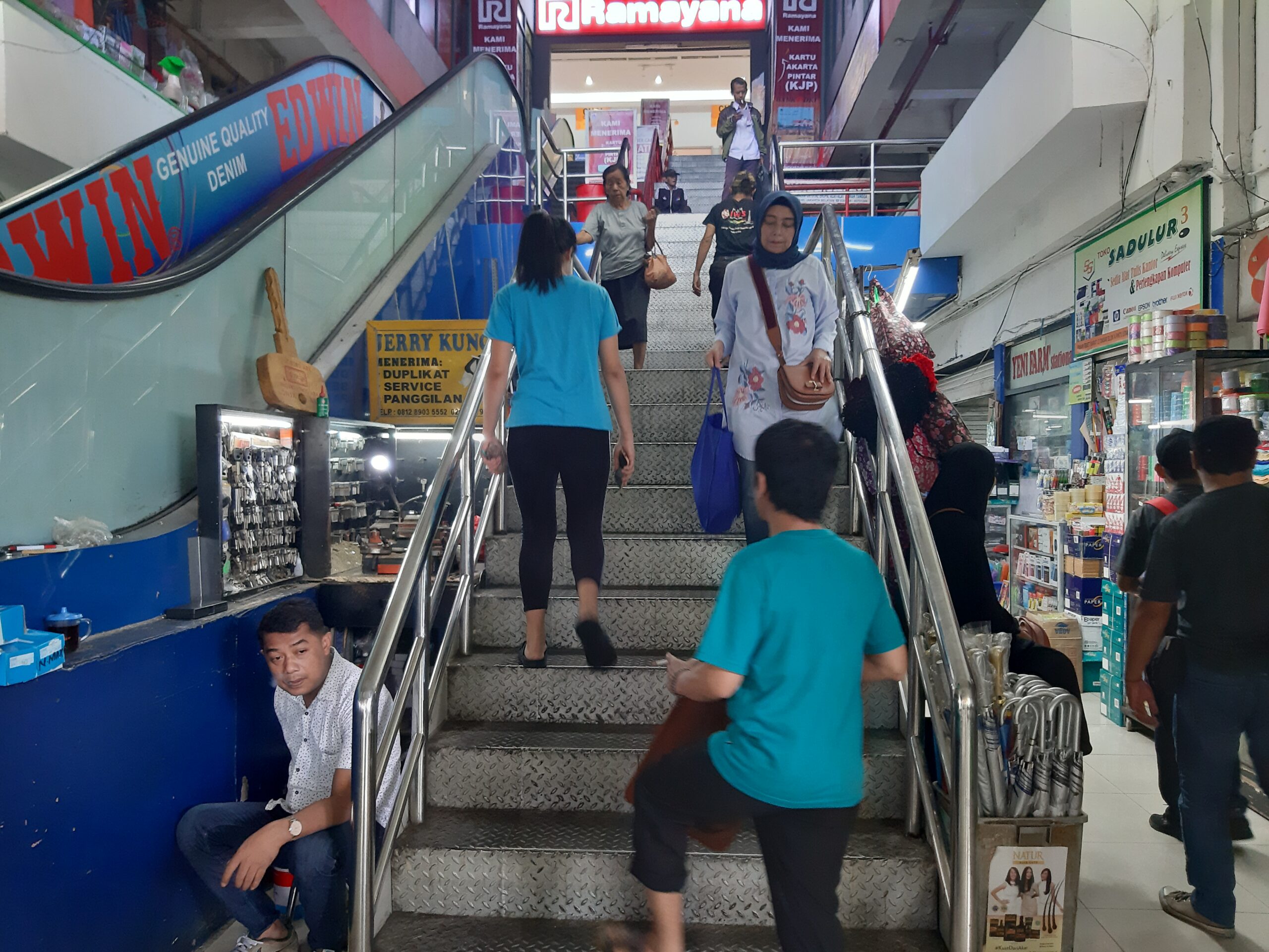 Pembeli, sebagian sudah ada yang bawa tas belanja sendiri, tetapi sebagian besar masih bergantung kantong plastik pedagang. Foto: Lusia Arumingtyas/ Mongabay Indonesia