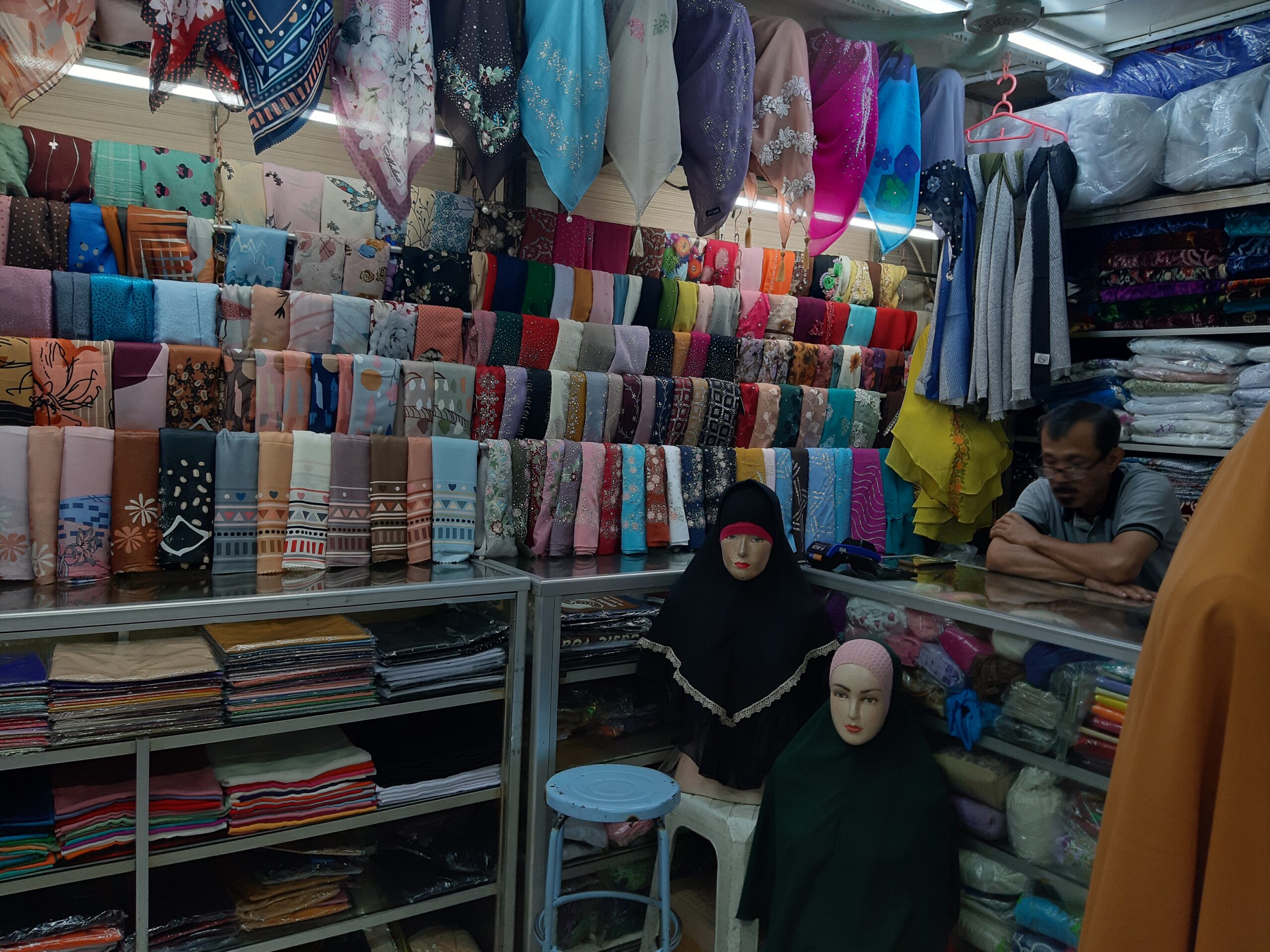 Kemasan barang masih gunakan plastik. Pedagang pun masih menyediakan plastik karena pembeli masih jarang membawa kantong atau tas belanja sendiiri. Foto: Lusia Arumingtyas/ Mongabay Indonesia