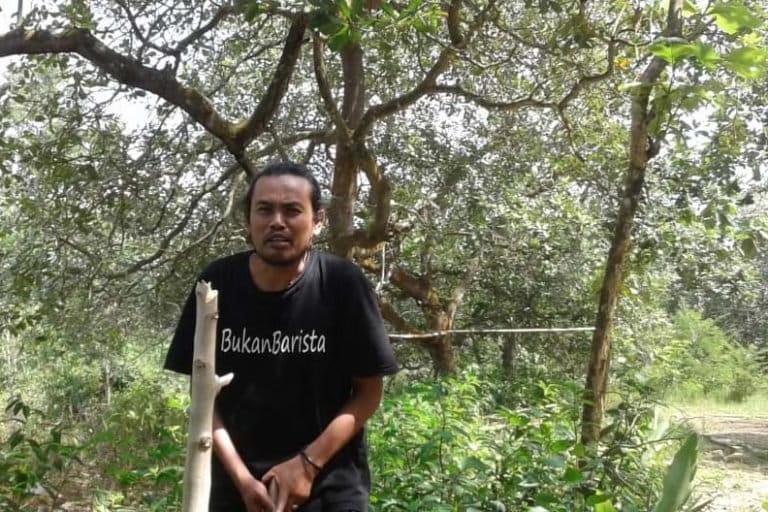 Homaidy, tengah menanam pohon. Foto: dokumen Homaidy