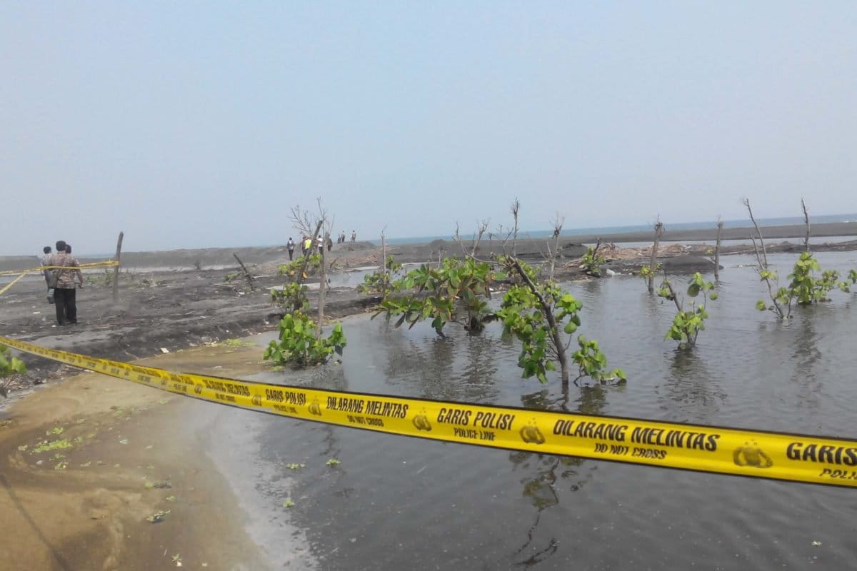 Polisi memberi police line penambangan pasir yang menimbulkan konflik hingga menyebabkan Salim Kancil tewas pada 2015. Foto: Eko Widianto/ Mongabay Indonesia