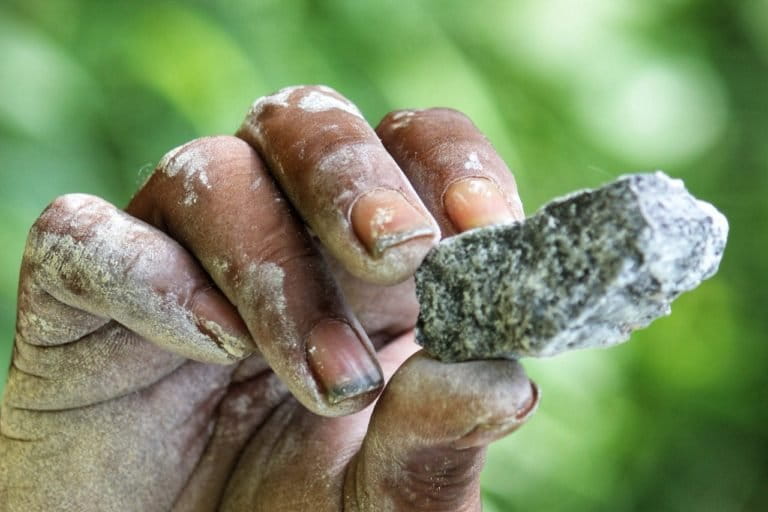 Batuan yang mengandung emas di hutan Hutabargot, mandailing Natal ini yang menjadi buruan. Foto: Ayat S Karokaro/ Mongabay Indonesia