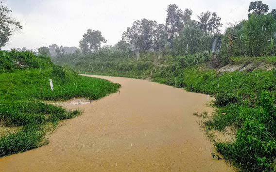Sungai di Solear, Tangerang, Banten. Jangan sampai dengan terjadi pembangunan 'kota metropolitan' sungai-sungai jadi sesak dan terhimpit. Foto: Andreas Harsono