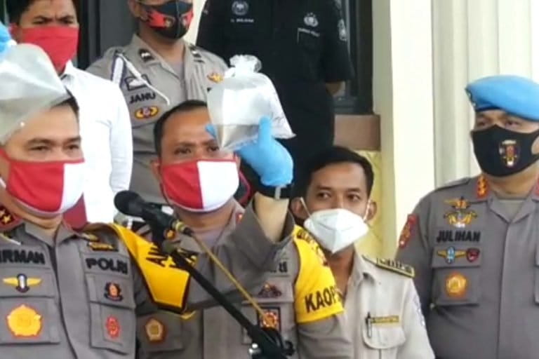 Kapolda Jambi Irjen Pol Firman Shantyabudi menunjukkan anakan lobster sitaan Tim Petir Polres Tanjung Jabung Barat awal Juni lalu. Foto: Polres Tanjung Jabung Barat