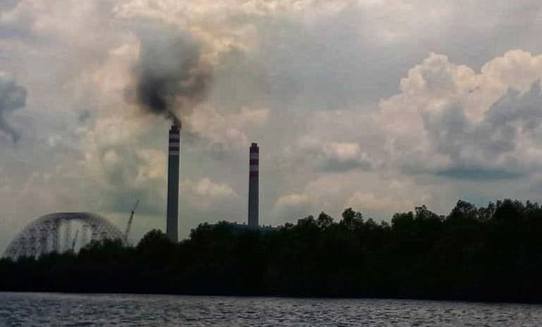 Asap yang mengepul dari corong PLTU itu menebarkan beragam zat berbahaya di udara. Foto: Ayat S Karokaro/ Mongabay Indonesia