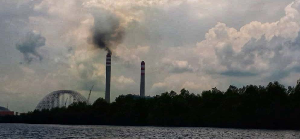 Asap yang mengepul dari corong PLTU itu menebarkan beragam zat berbahaya di udara. Foto: Ayat S Karokaro/ Mongabay Indonesia