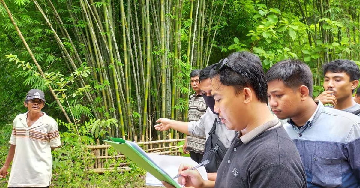Majelis Hakim saat sidang lapang sengketa lahan di Desa Salomatti, di Maros. Foto: LBH Makassar.