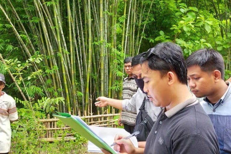 Majelis Hakim saat sidang lapang sengketa lahan di Desa Salomatti, di Maros. Foto: LBH Makassar.