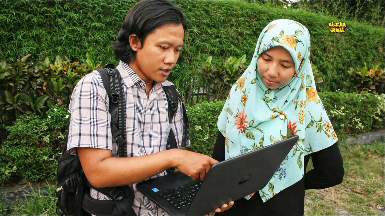 Chairunnas Adha Putra (berbaju kotak). Foto: Ayat S Karokaro/ Mongabay Indonesia