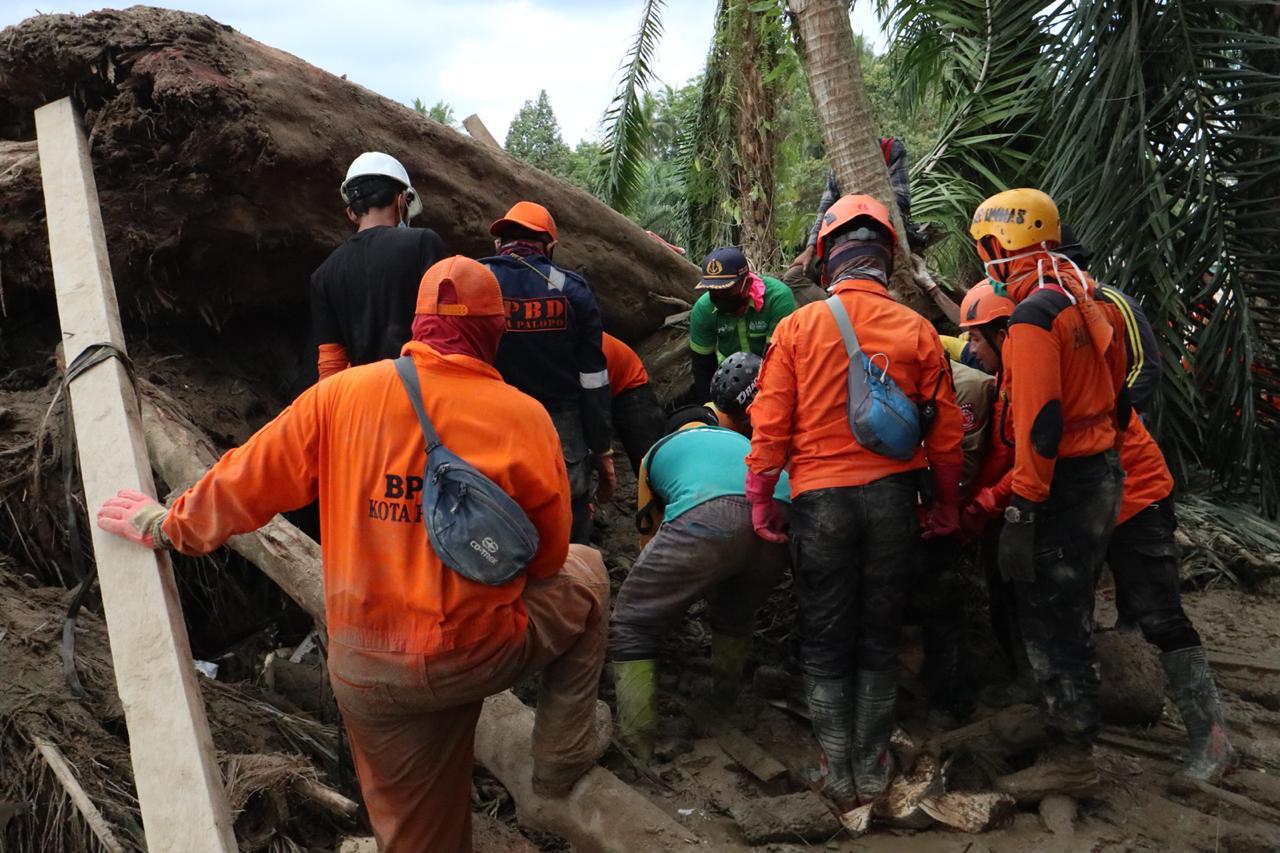 Proses evakuasi korban meninggal dunia yang ditemukan oleh tim gabungan di Desa Radda, Kecamatan Baebunta, Luwu Utara, Sulawesi Selatan. Foto: BNPB 