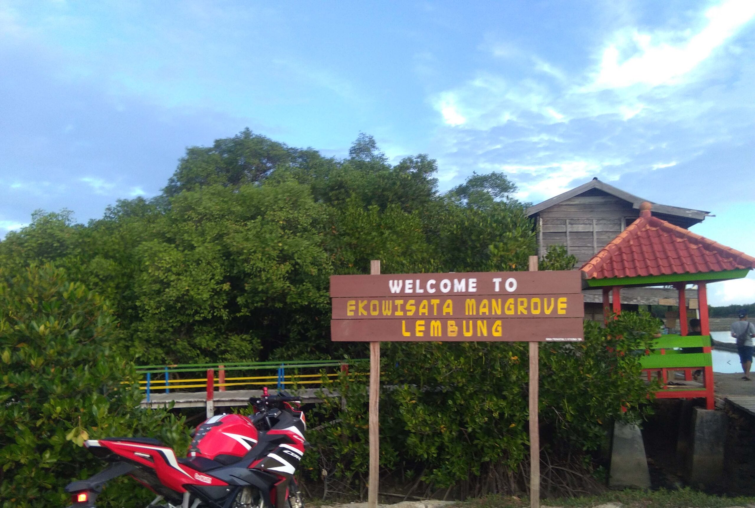 Pintu masuk Ekowisata Mangrove Lembung. Foto: Gafur Abdullah/ Mongabay Indonesia