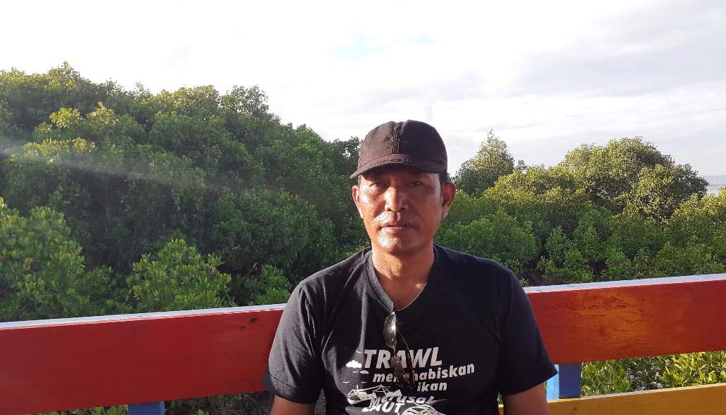 Bersama sang ayah, Slaman sudah tanam mangrove sejak 1986. Foto: Gafur Abdullah/ Mongabay Indonesia