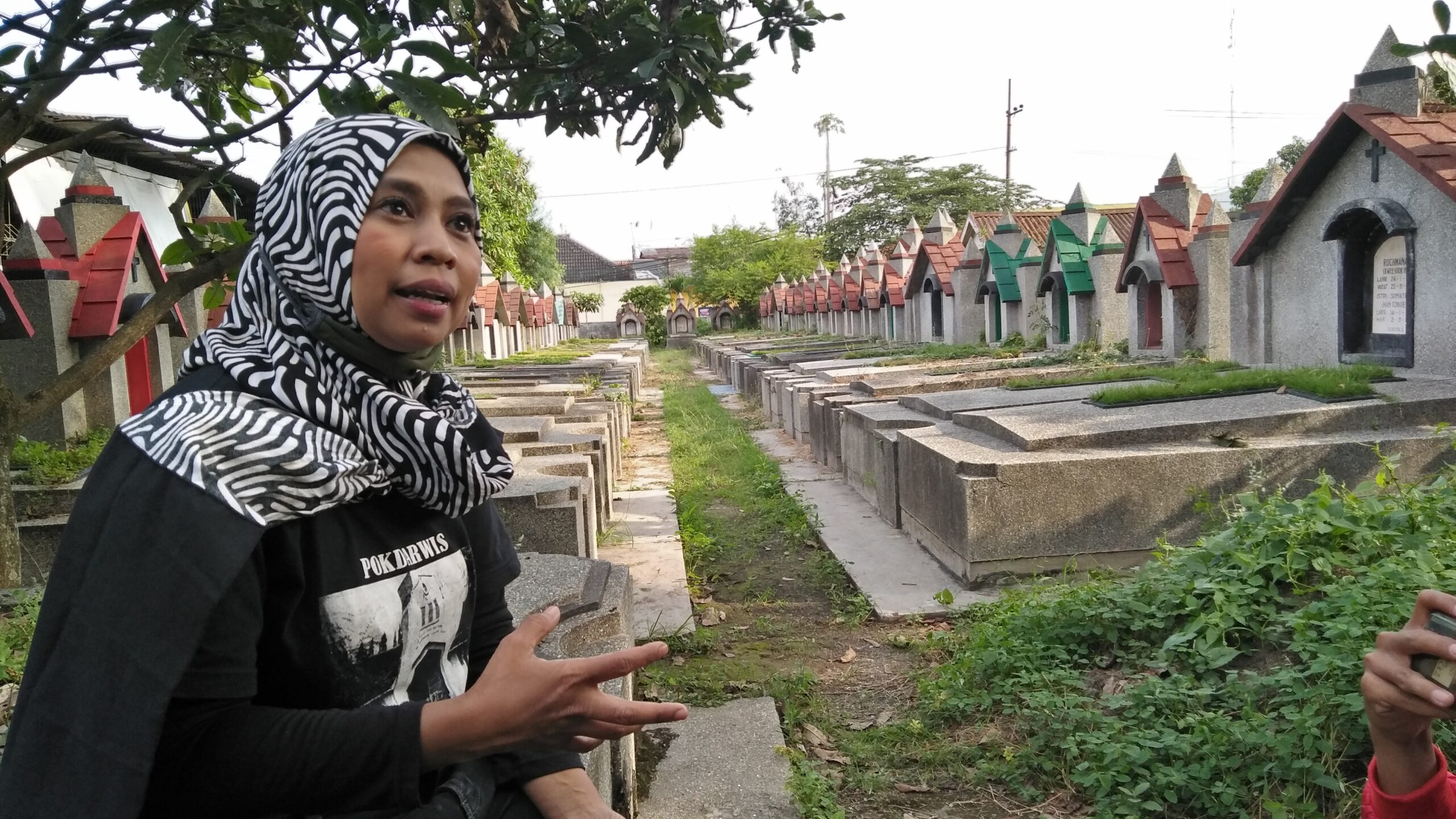 Hariani, pegawai UPT Pemakaman Umum, mengatakan, kompleks pemakaman ini dibangun pada 1921 oleh Herman Thomas Karsten, arsitek yang mendesain dan menata kawasan perkotaan di Malang. Kompleks pemakaman didesain bertema taman, sama dengan desain Kota Malang.Foto: Eko Widio/ Mongabay Indonesia