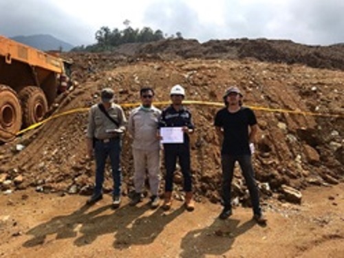 Tumpukan ore nikel dan alat berat yang kena sita Bareskrim Polri karena diduga beroperasi di hutan lindung. Foto: Bareskrim Mabes Polri