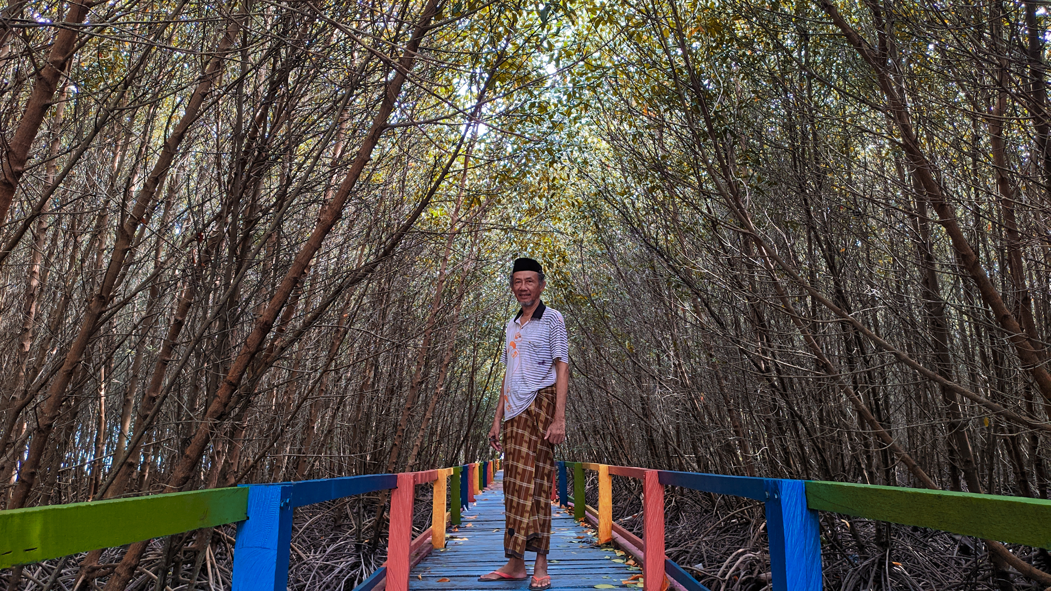 Aziil Anwar, di hutan mangrovenya. Foto: Agus Mawan/ Mongabay Indonesia