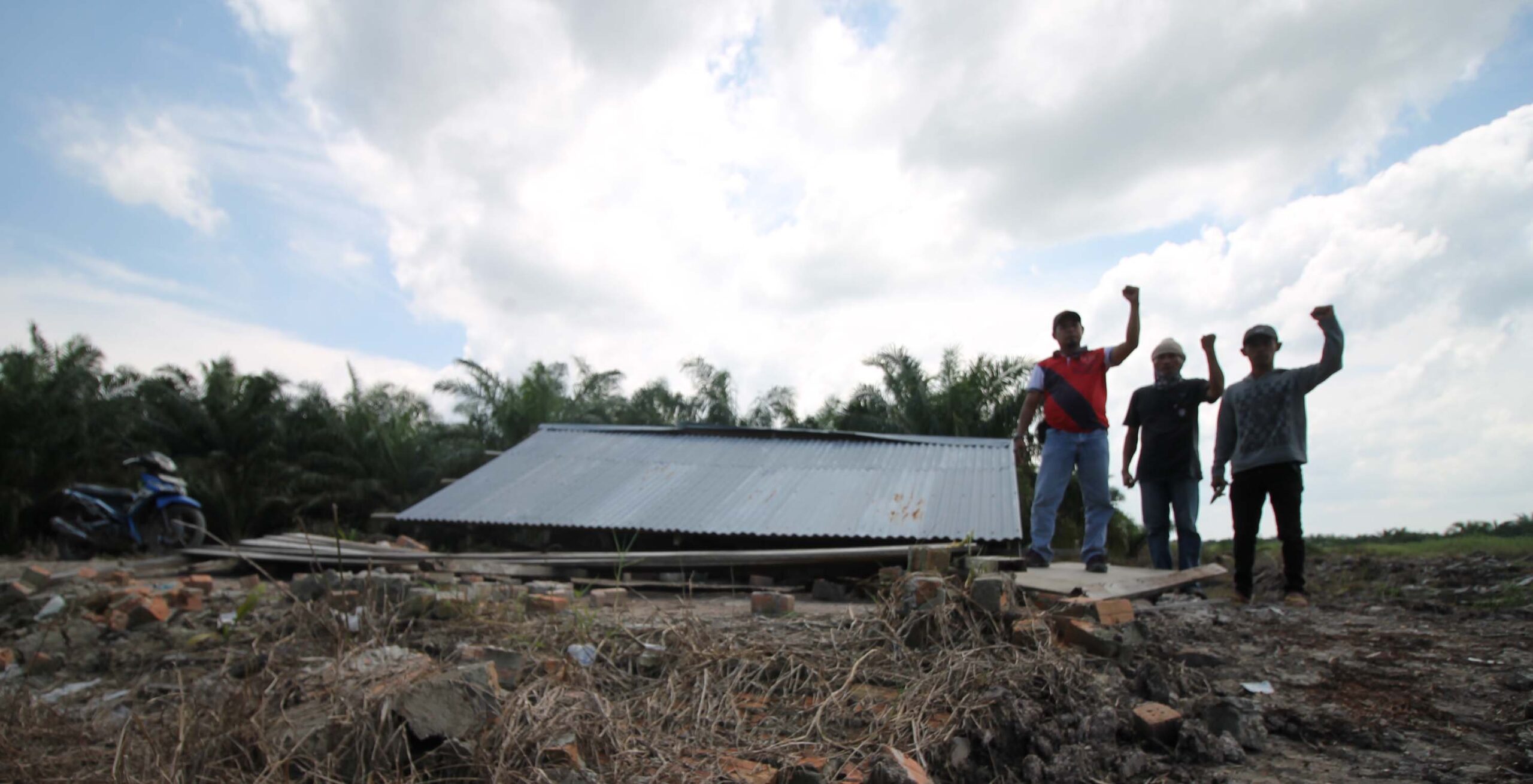 Warga Desa Merbau, yang bertahan tak mau menjual lahan mereka kepada perusahaan sawit. Foto: Elviza Diana/ Mongabay Indonesia
