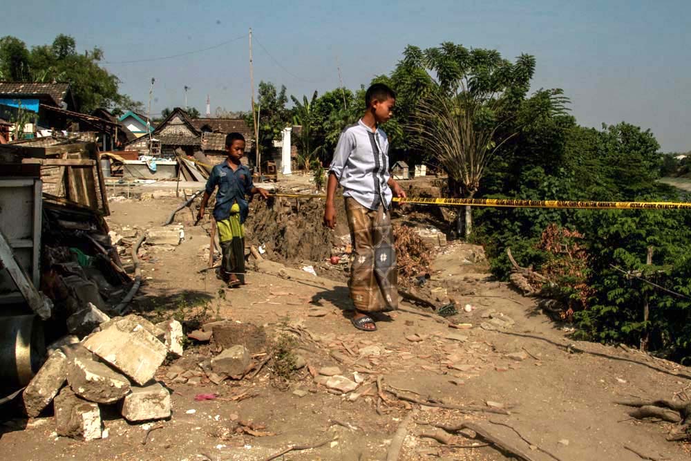 Tanah ambles di bantaran Sungai Bengawan Solo. Petugas setempat mengatakan, selama musim kemarau tahun ini sudah ada delapan titik longsor. Foto: Falahi Mubarok/ Mongabay Indonesia