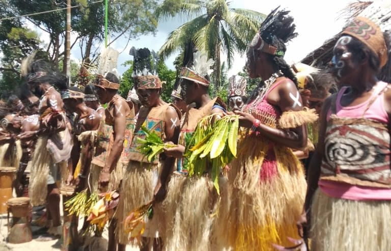 Warga u Klesi dalam pakaian adat. Foto: Asrida Elisabeth/ Mongabay Indonesia