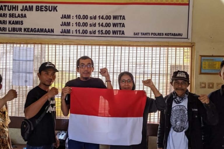 Diananta, berkacamata, bersama istri dan tim koalisi yang advokasi Diananta. Foto: tim advokasi Diananta