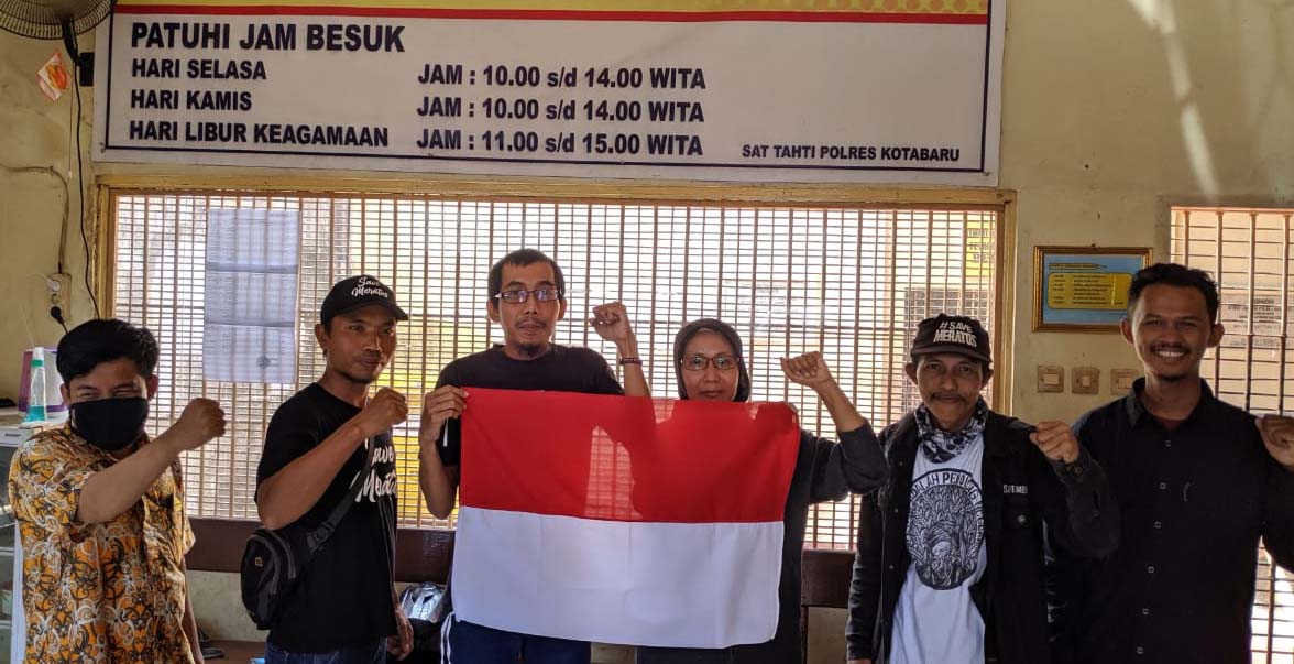 Diananta, berkacamata, bersama istri dan tim koalisi yang advokasi Diananta. Foto: tim advokasi Diananta