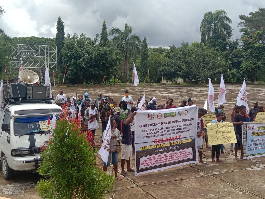 Masyarakat adat Moi aksi di depan Kantor Bupati Sorong menuntut cabut izin kebun sawit perusahaan di wilayah adat Moi. Mereka aksi 9 Agustus 2020, tepat Hari Masyarakat Adat Internasional. Foto: Natalia Laurensia Carmelia Yewen / Mongabay Indomesia