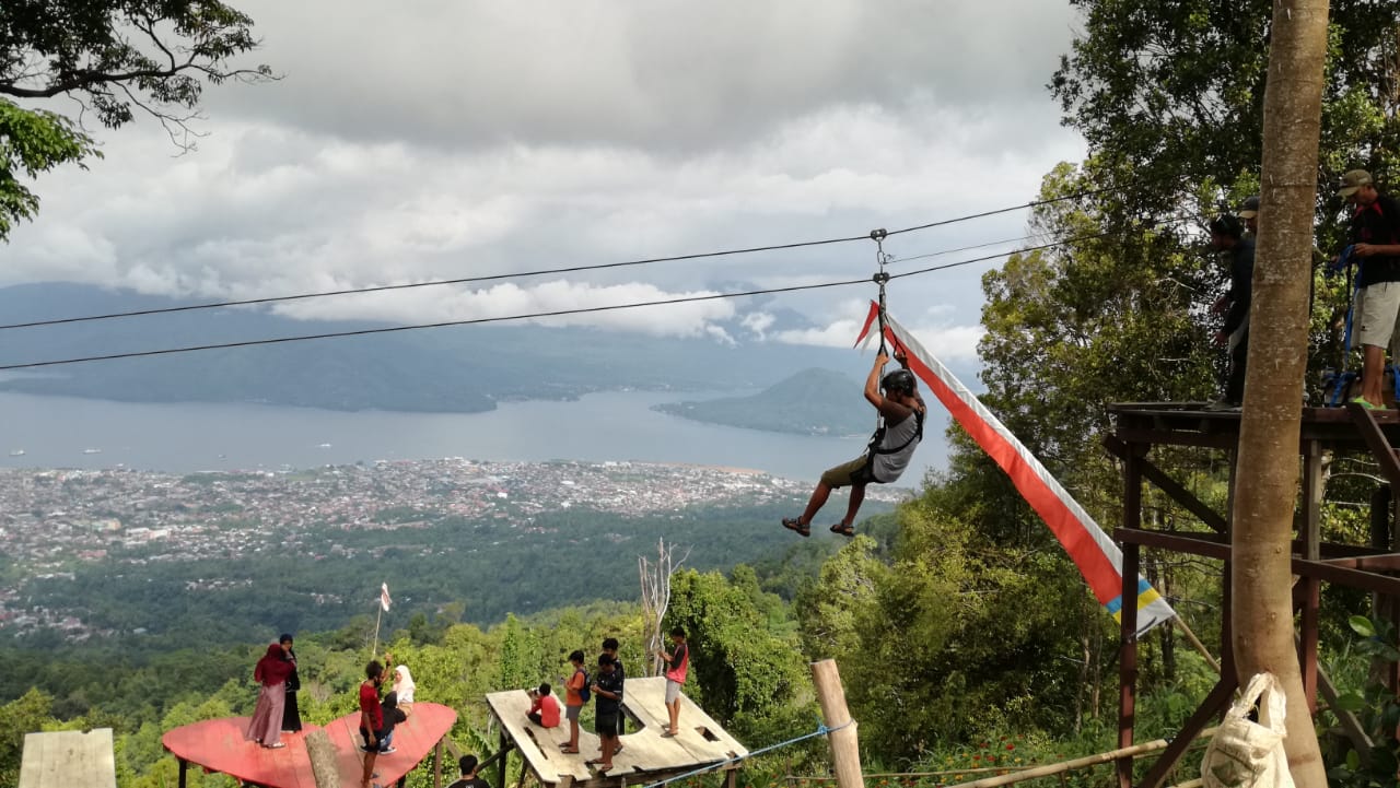 Para pengunjung yang bermain fly fox di kawasan ekowisata Gamalama. Foto: Mahmud Ichi/ Mongabay Indonesia