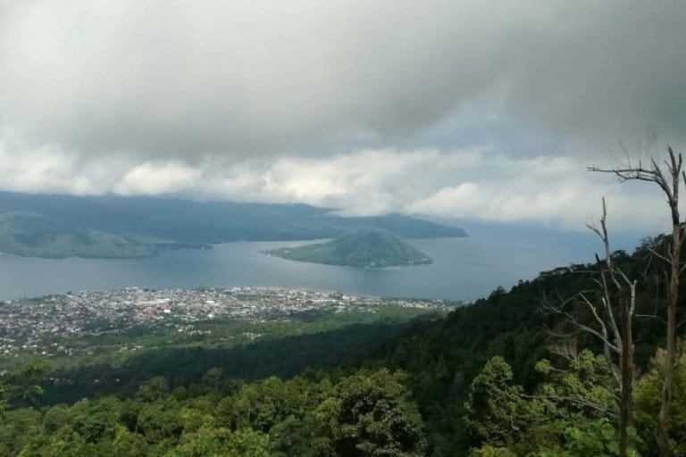 Pemandangan alam dari Kecamatan Mayo, yang jadi lokasi ekowisata. Kini mereka hadapi masalah sampah dan perburuan satwa. Foto: Mahmud Ichi/ Mongabay Indonesia