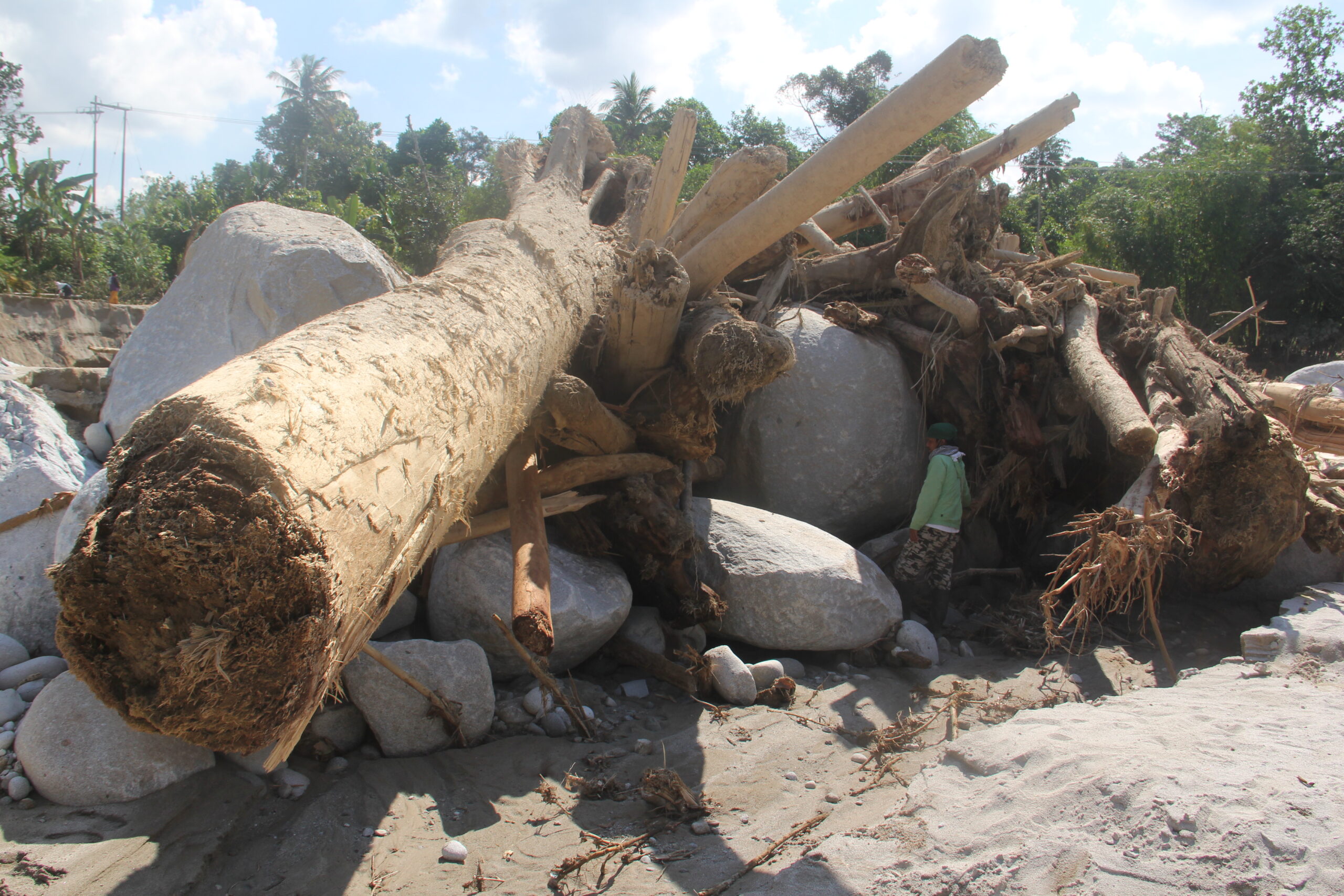Kondisi di jalur jembatan Balebo yang terputus . Foto: Eko Rusdianto/ Mongabay Indonesia
