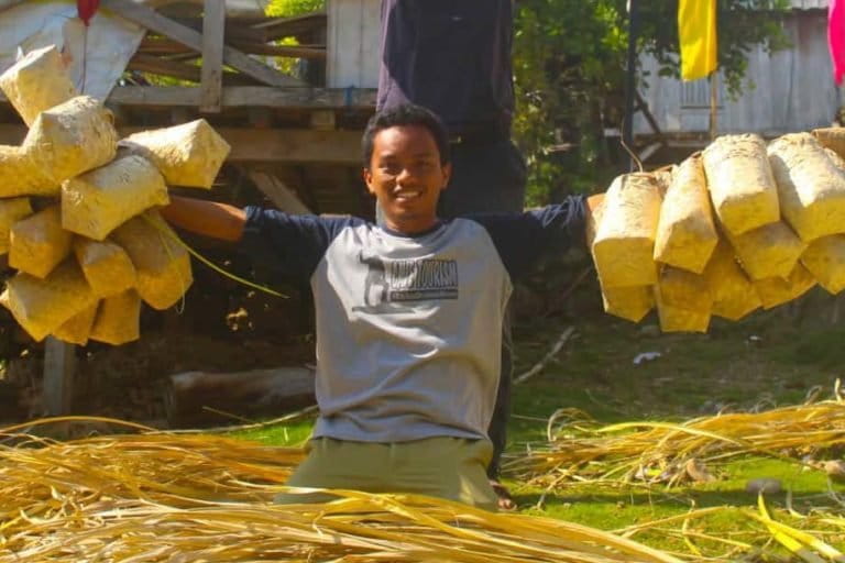 Balase, anyaman daun kelapa bisa jadi pengganti kantong plastik. Foto: M Yunan