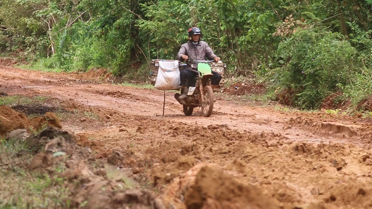 Jalan di sejumlah desa transmigran di Kecamatan Karang Dapo, termasuk Desa Bina Karya, sebagian besar rusak parah. Foto: Yudi Semai/ Mongabay Indonesia