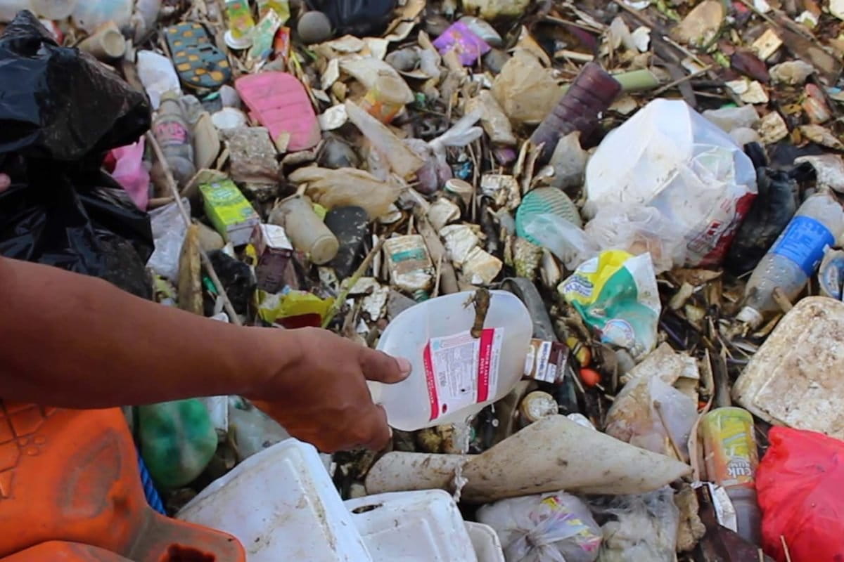 Sistem yang jelas mengenai penanganan limbah medis yang belum ada hingga banyak sampah-sampah medis terbuang sembarangan. Masa pandemi corona ini, membuat kondisi makin mengkhawatirkan karena bukan mustahil penyebaran virus malah melalui limbah-limbah medis yang tak tertangani dengan baik ini. Foto: Adi Renaldi/ Mongabay Indonesia