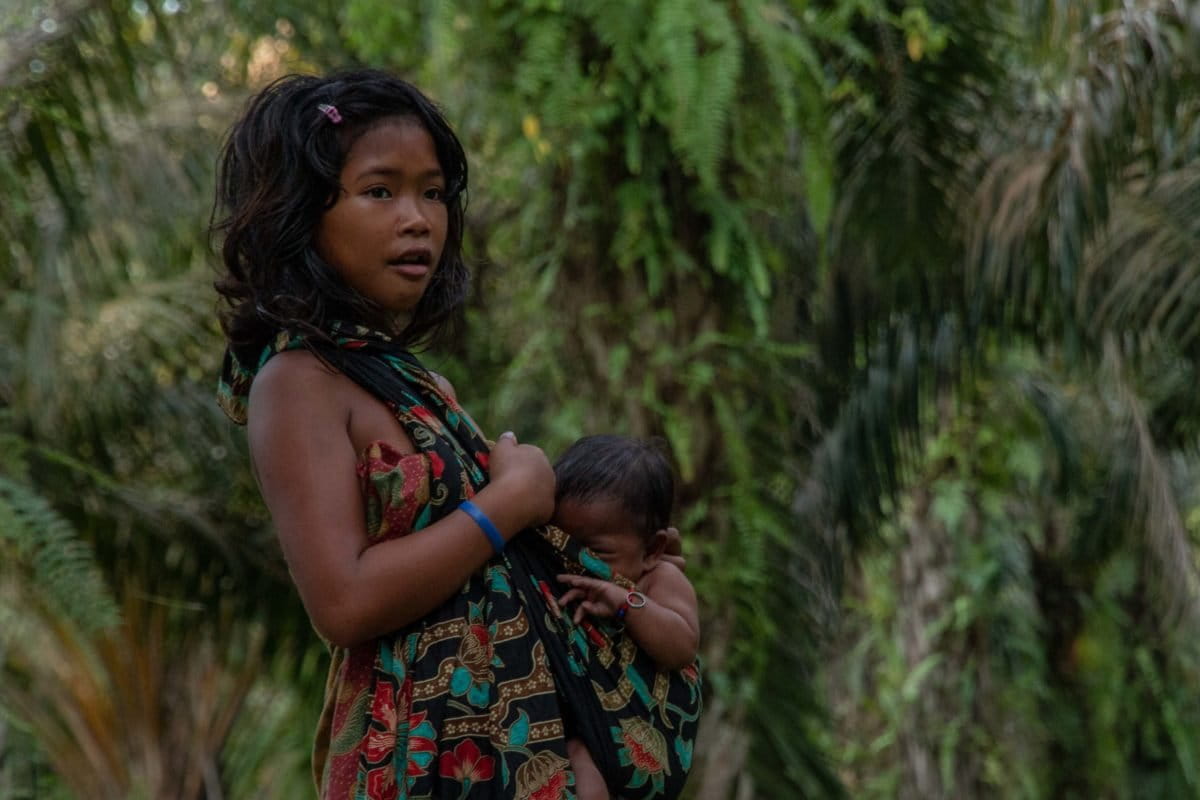 Anak perempuan Orang Rimba yang hidup di kebun sawit. Hutan mereka telah hilang...Foto: Dedi Supriansyah