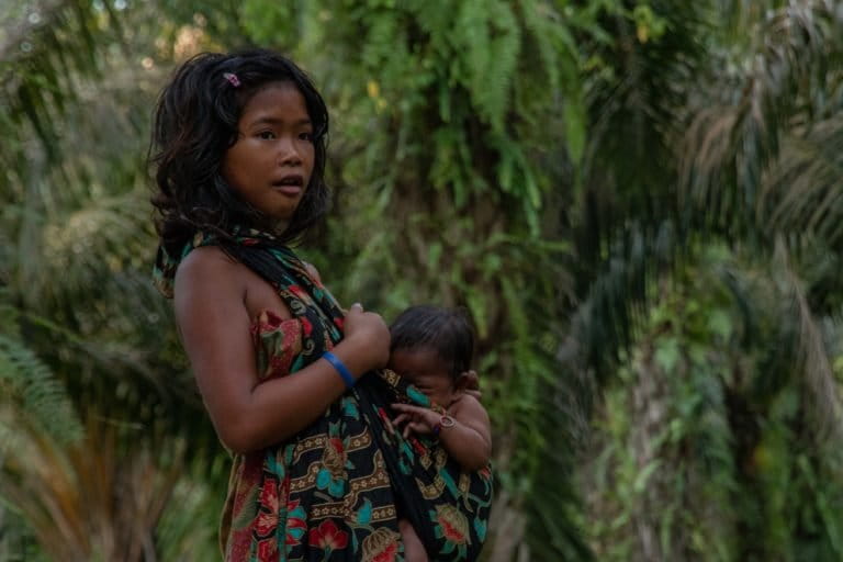 Anak perempuan Orang Rimba yang hidup di kebun sawit. Hutan mereka telah hilang...Foto: Suwandi
