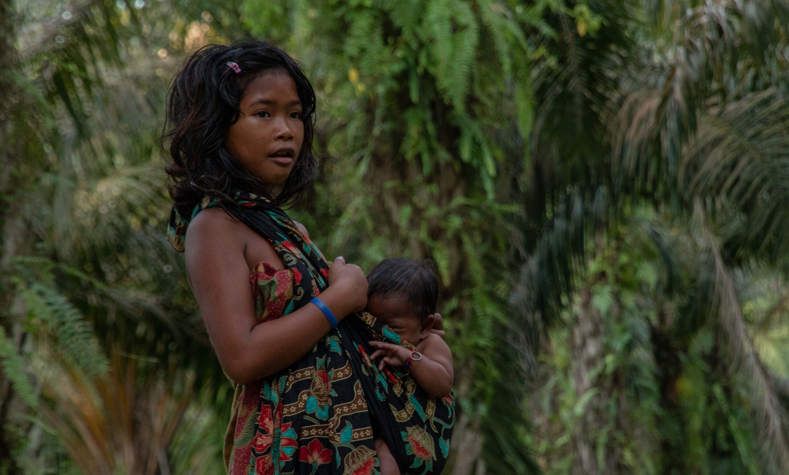 Anak perempuan Orang Rimba yang hidup di kebun sawit. Hutan mereka telah hilang...Foto: Suwandi