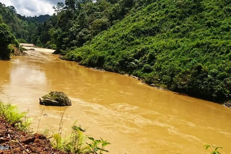 Kondisi Sungai Batang Natal. Air menguning. Di tepian sungai ada aktivitas pengerukan tanah untuk tambang emas. Foto: Ayat S Karokaro/ Mongabay Indonesia