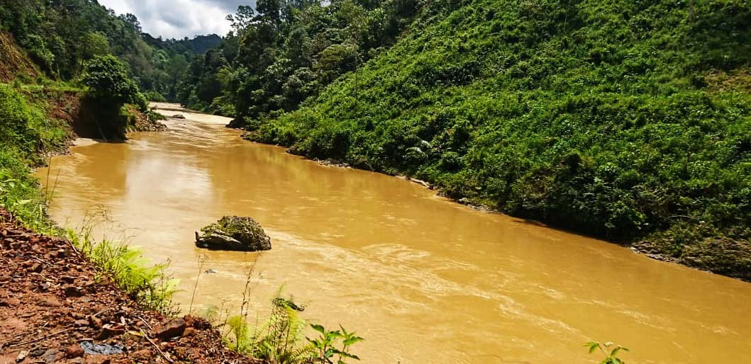 Kondisi Sungai Batang Natal. Air menguning. Di tepian sungai ada aktivitas pengerukan tanah untuk tambang emas. Foto: Ayat S Karokaro/ Mongabay Indonesia