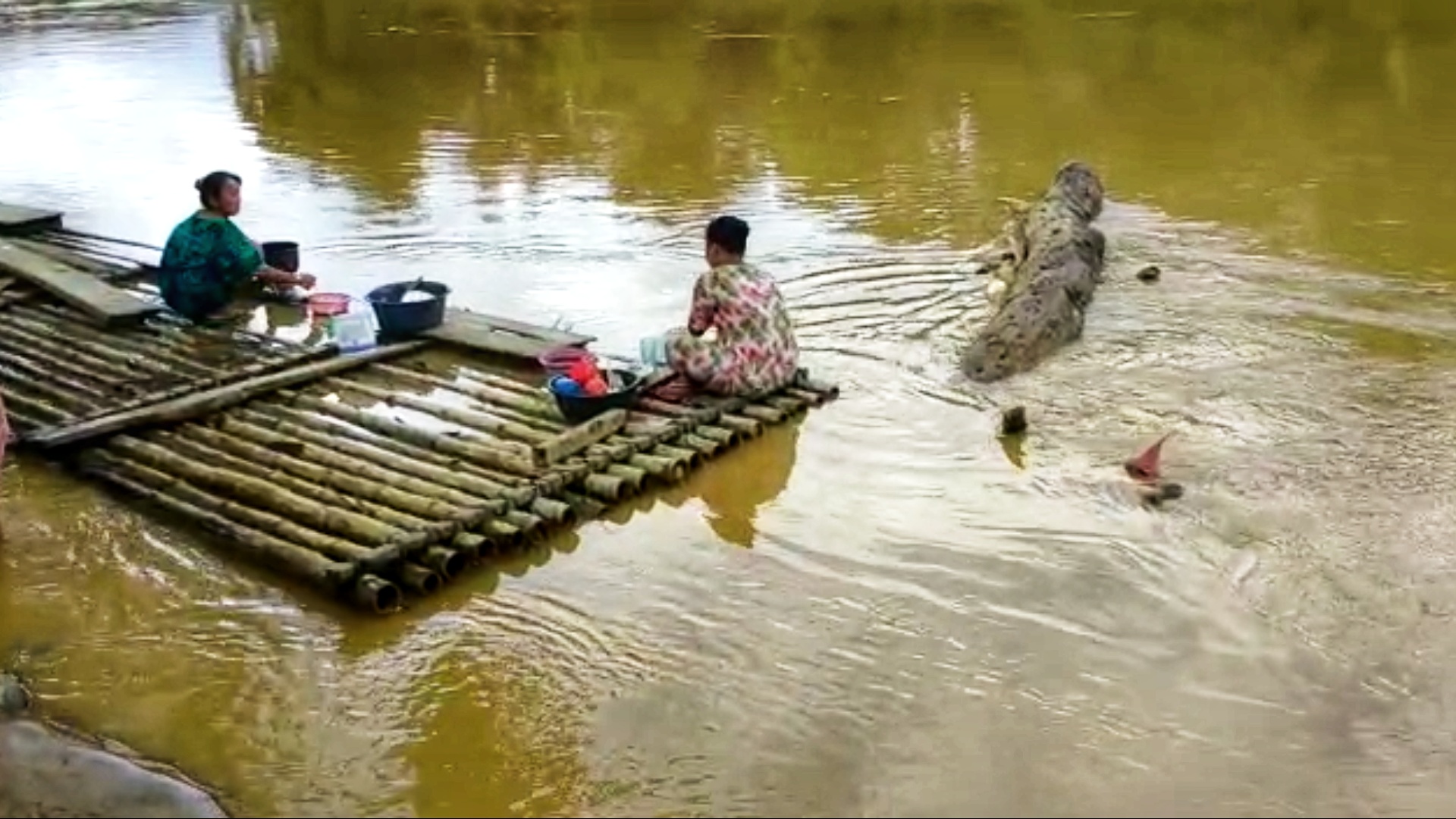 Warga sekitar aliran Sungai Batang Natal, masih gunakan air sungai untuk keperluan sehari-hari. Foto: Ayat S Karokaro/ Mongabay Indonesia