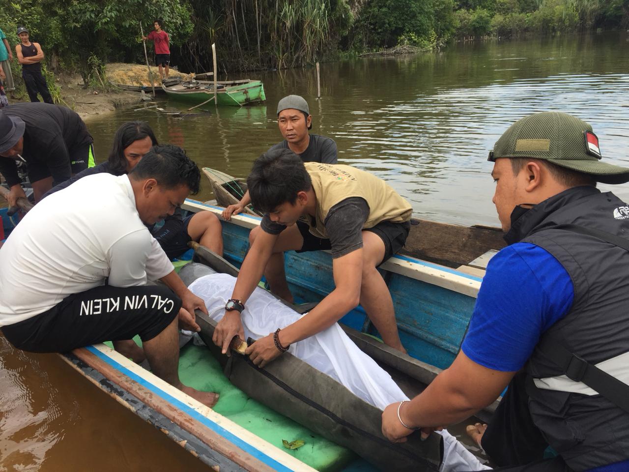 Setelah berhasil tangkap pesut untuk relokasi. Foto: KLHK