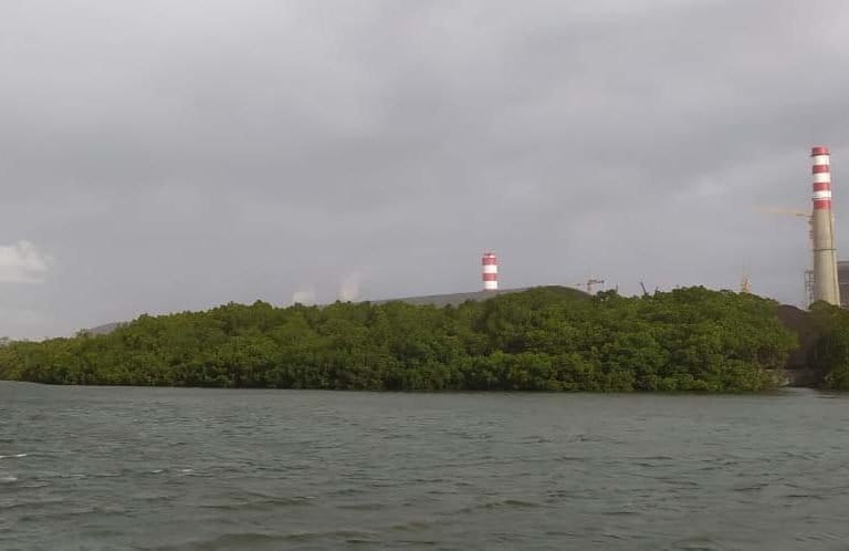 PLTU PT OSS yang berjarak ratusan meter dengan pemukiman warga. Setiap hari kepulan debu hitam kelihatan disini. Bahkan sangat perih di mata. Foto: Kamarudin/ Mongabay Indonesia