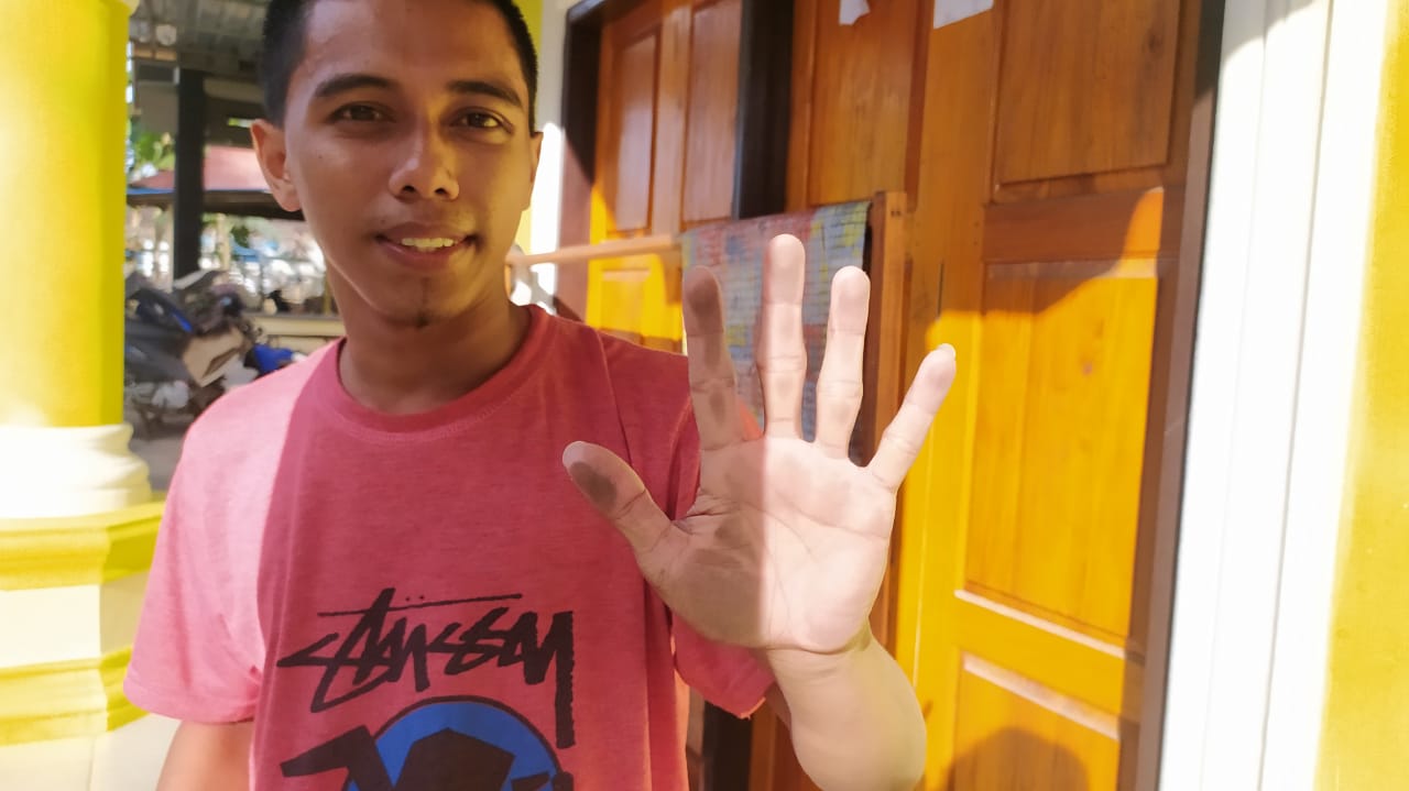 Warga Motui, memperlihatkan debu hitam dari batubara. Sudah hampir sebulan peristiwa ini dirasakan masyarakat beberapa desa di Kecamatan Motui. Foto: Kamarudin. Mongabay Indonesia