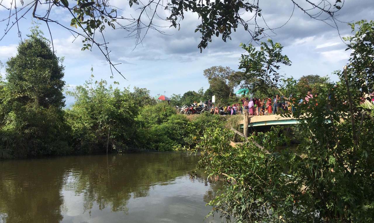Lokasi pesut di Sungai Segati, anak Sungai Kampar, Pelalawan Riau. Warga ramai menyaksikannya. Foto: BPSPL Padang Satker Pekanbaru